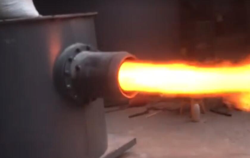 
生物質(zhì)燃燒機(jī)工作現(xiàn)場(chǎng)